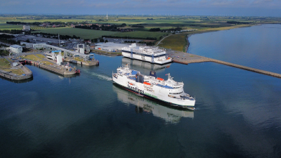 En färja har precis lagt ut ifrån Puttgardens hamn